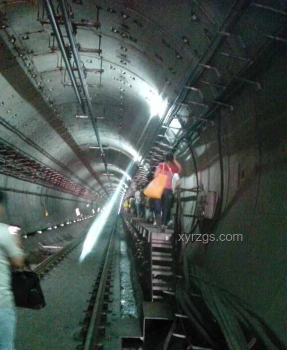 火车经过隧道乘客被煤灰吹黑：原因、影响与防治策略